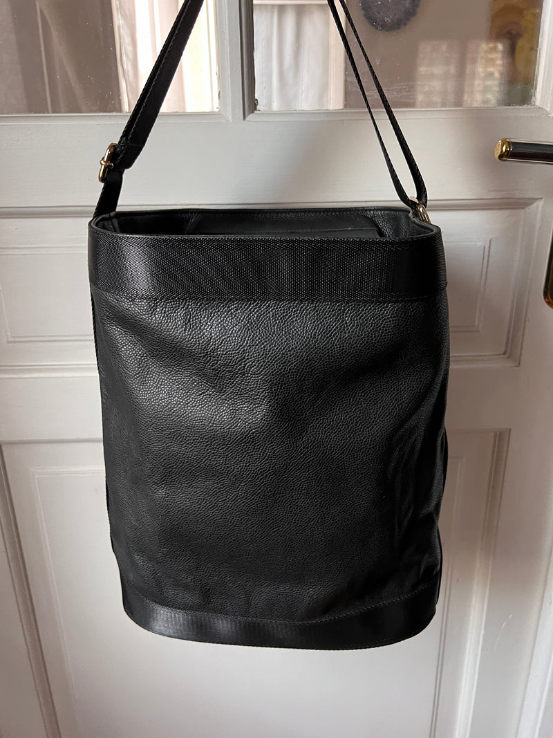 WINTER WONDER I Black Leather Bucket Bag