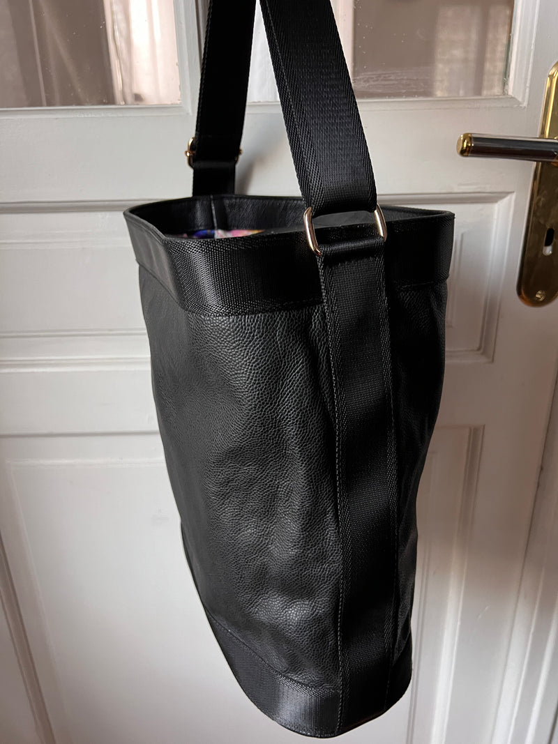 WINTER WONDER I Black Leather Bucket Bag