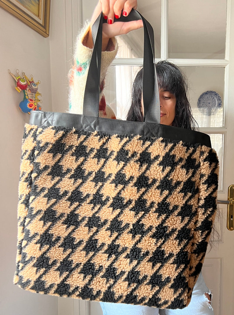 The Houndstooth Teddy Tote and its magnet ROSA