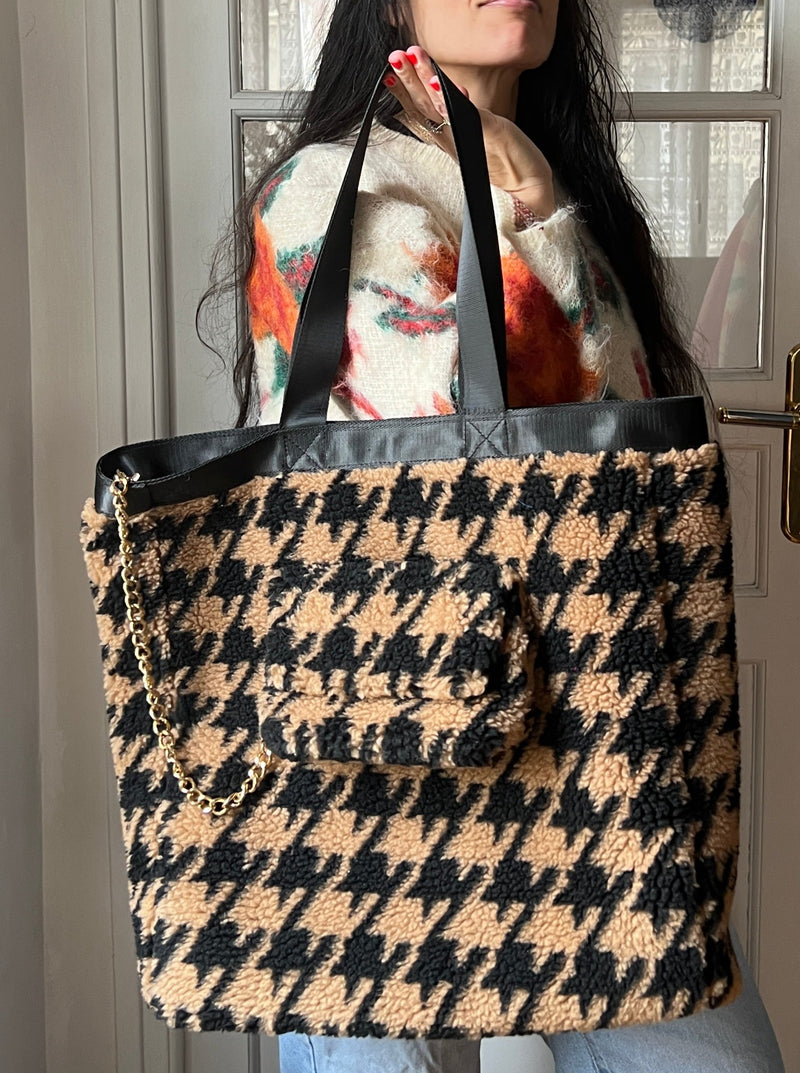 March Chic | The Houndstooth Teddy Tote and its magnet ROSA