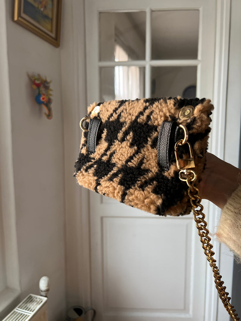 The Houndstooth Teddy Tote and its magnet ROSA