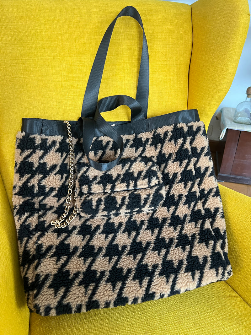 March Chic | The Houndstooth Teddy Tote and its magnet ROSA